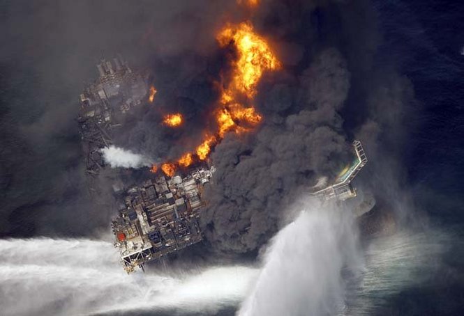 Deepwater-Horizon-sinking-into-gulf