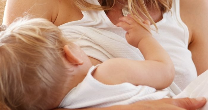 Breastfeeding mother and child (Photo: www.scarymommy.com)