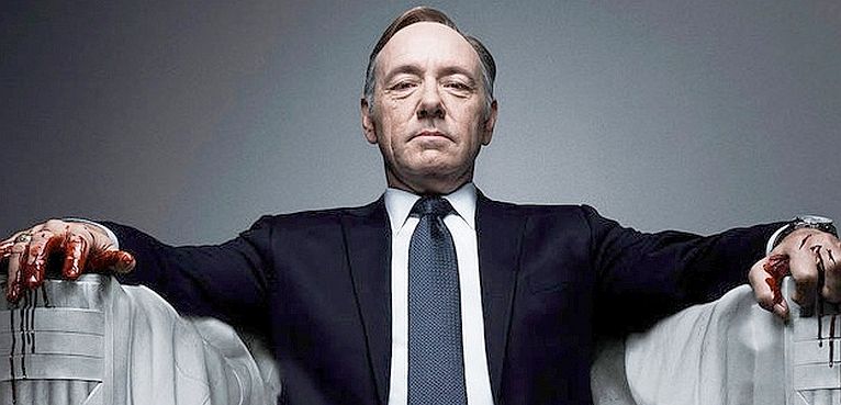 Photo from starplus.com Frank Underwood sits in the Lincoln Memorial chair, giving a look of satisfaction, with blood oozing down his hands.