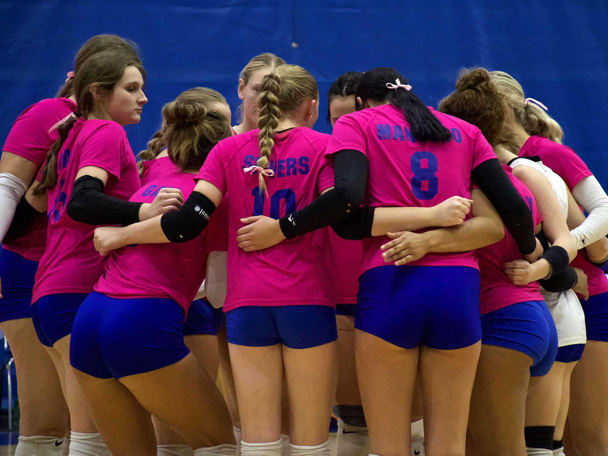 Lc volleyball players huddle